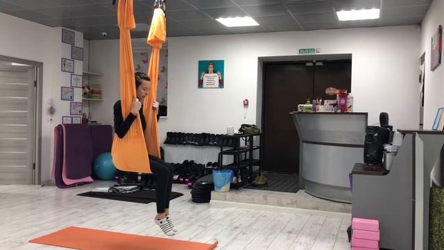 Воздушная Ардха Навасана или поза лодки смотреть онлайн