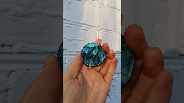 Красивый камень - лабрадор | beautiful stone - labradorite #shorts смотреть онлайн