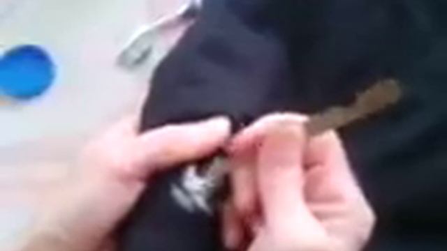 Убираем"вьевшуюся" жевательную резинку с одежды вместе с вами \useful tips смотреть онлайн