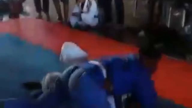 Henrique Rocha fazendo bonito no seu primeiro campeonato de Jiujitsu смотреть онлайн
