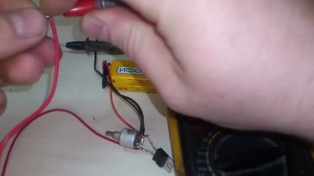 Регулируемый стабилизатор напряжения из не регулируемого 7805. смотреть онлайн