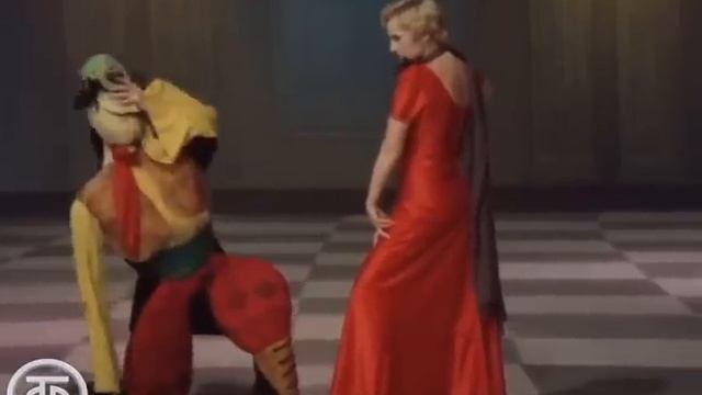 Клара Румянова танцует танго и поет песню 