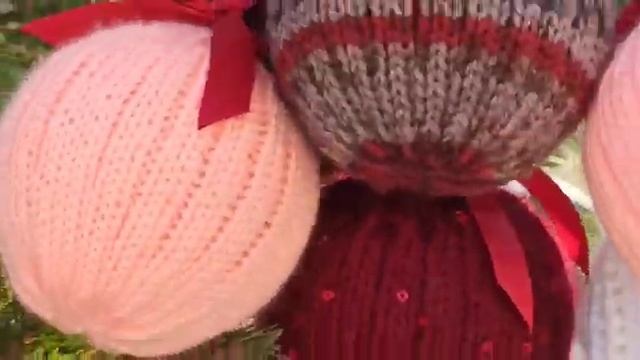 Вязаные новогодние шары спицами