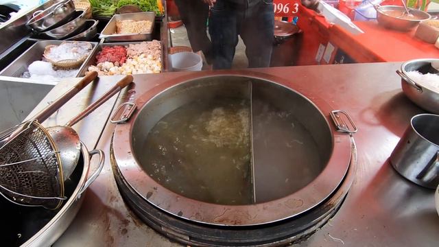 Wow! 500 bowls sold out per day | Srey Nich Tom Yum Noodle Soup смотреть онлайн
