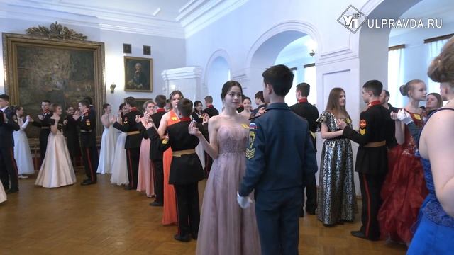 Под вальсы и с письмами. В Ульяновске провели кадетский бал смотреть онлайн