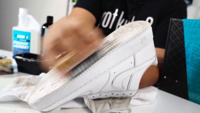 How To Clean Gross Nike Air Force 1 With Reshoevn8r смотреть онлайн