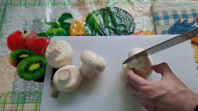 Свинина с грибами и сметаной. смотреть онлайн