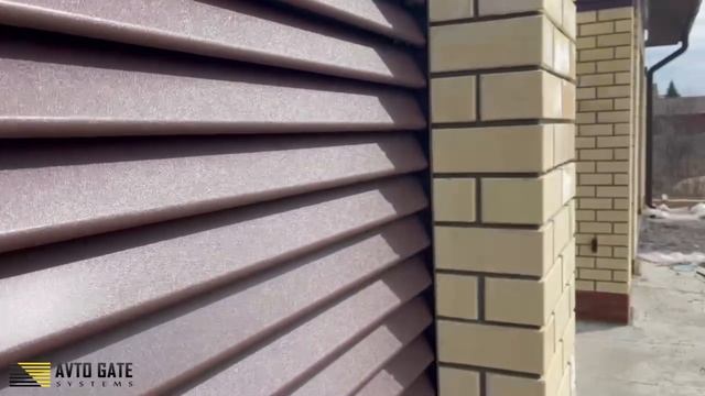 Откатные ворота и калитка с заполнением жалюзи