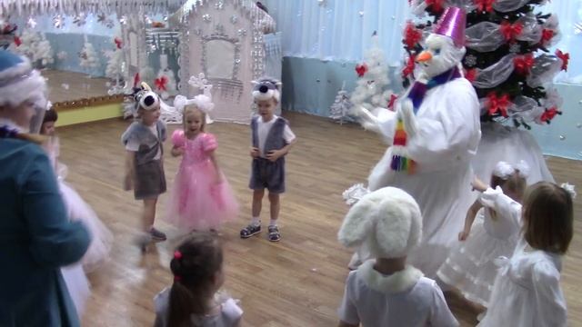 Новогодний утренник в средней группе "Приключения со Снеговиком" смотреть онлайн