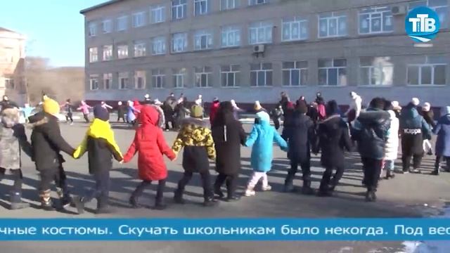 КАК НА МАСЛЕНОЙ НЕДЕЛЕ, ДЕТИ В ШКОЛЕ БЛИНЫ ЕЛИ смотреть онлайн