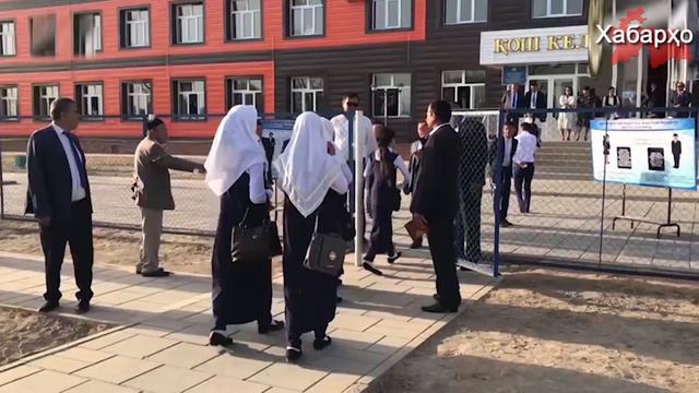 В Душанбе милиционер и военный заставляли двух женщин снять хиджабы смотреть онлайн