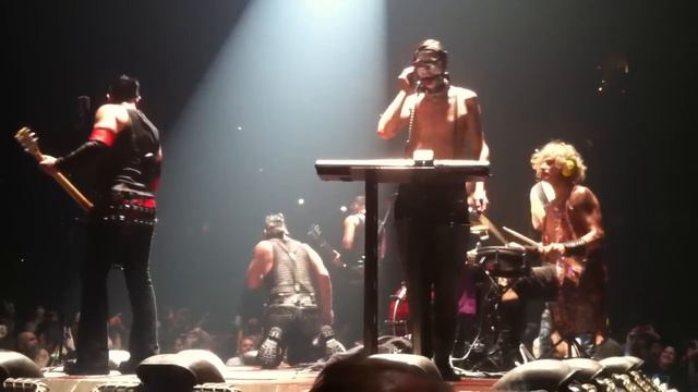 Flake Lorenz dancing in Buck Dich смотреть онлайн
