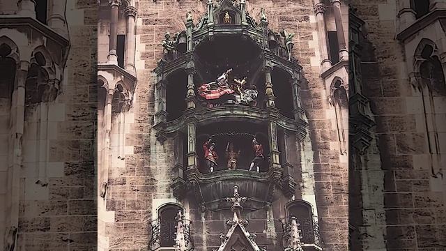 Glockenspiel at Rathaus Town Hall in Munich, Germany смотреть онлайн