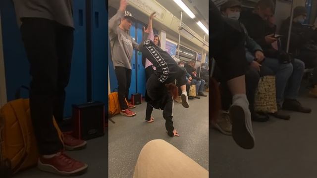 dancing in the subway in Moscow (Танцы в метро ) смотреть онлайн