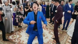 Казахи танцуют на свадьбе.