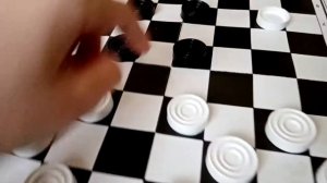 КАК НАУЧИТЬСЯ ИГРАТЬ В ШАШКИ???
ЛЕГКО!!!