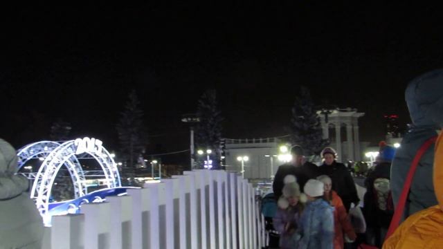 Каток на ВДНХ. Вид с моста. смотреть онлайн