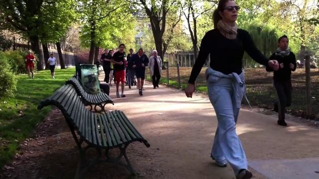 Бегуны в парке Монсо, Париж смотреть онлайн