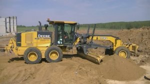 Грейдер John Deere 772G разравнивает песок