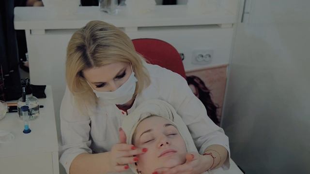 Facial mask in a beauty salon смотреть онлайн