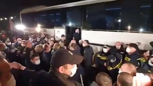 В Грузии яйцами встретили Познера за его ранние слова о независимости Абхазии смотреть онлайн