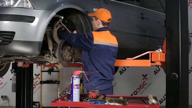 Jak vyměnit přední vrchní rameno na zadním zavěšení kol na VW PASSAT B5+ [NÁVOD] смотреть онлайн