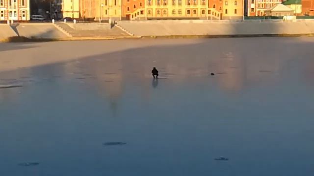 В Йошкар-Оле экстремалы рыбачат на Кокшаге смотреть онлайн