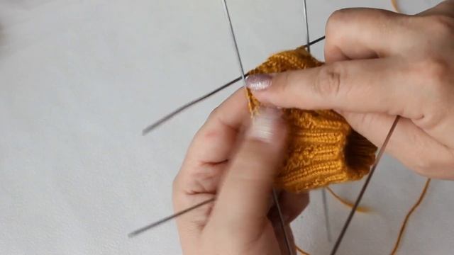 КАК СВЯЗАТЬ ШАПОЧКУ ДЛЯ КУКЛЫ на 4 спицах смотреть онлайн