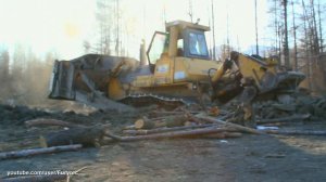 Работает бульдозер  Komatsu D375 - первая ямка под опору. Сусуманские артели