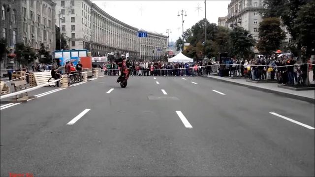 Трюк на мотоцикле Украина Киев 26.06.2015/ stunts on a motorcycle смотреть онлайн