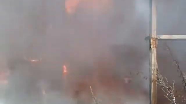В Данилове полыхало заброшенное здание смотреть онлайн