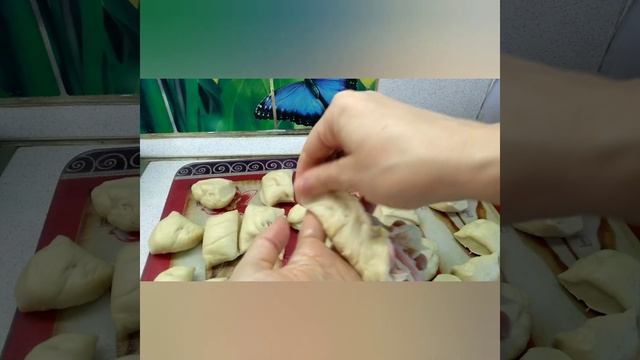 Готовим пирожки с ветчиной и сыром за 15 минут. Справится даже тот кто никогда не готовил! смотреть онлайн