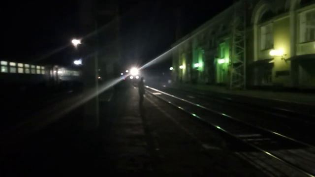 Электровоз ЭП1М-*** с поездом Новороссийск-Владикавказ прибывает на станцию Армавир-Ростовский смотреть онлайн
