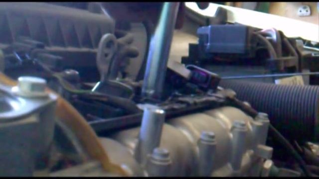 Volkswagen Polo Sedan ТО-2 замена свечей зажигания. смотреть онлайн