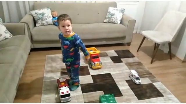 ERİK DALI GEVREKTİR | ALİNİN ERİK DALI GEVREKTİR ŞARKISI İLE UZAYLI DANSI смотреть онлайн