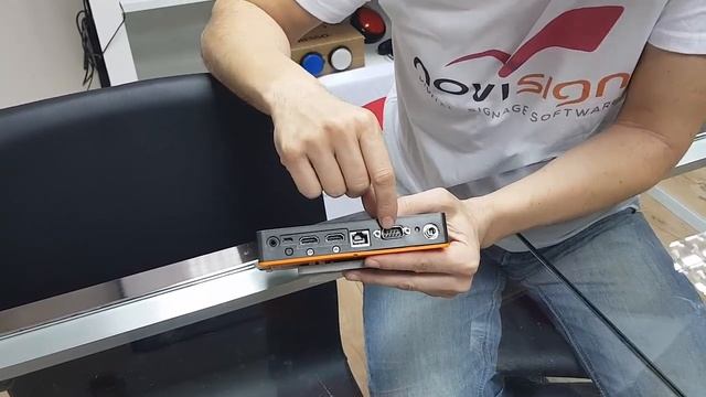 Unboxing of Advantech USM-110 Android digital signage media player смотреть онлайн