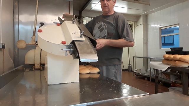 How I Cut Bread Rolls with Mono buns slicer смотреть онлайн