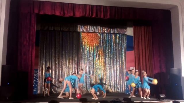 Что творит маленькая солистка! Медведовские девченки студии "Гимнастика-фантастика". смотреть онлайн