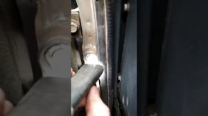 Протягиваем провода в передние двери Ваз 2115