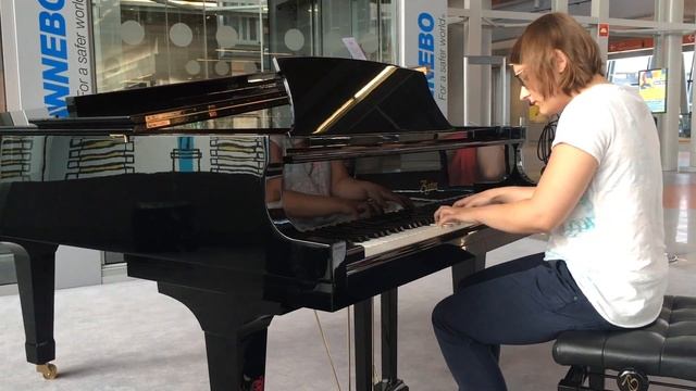 Playing 'Time' from Inception at Warsaw Chopin Airport at 5am смотреть онлайн