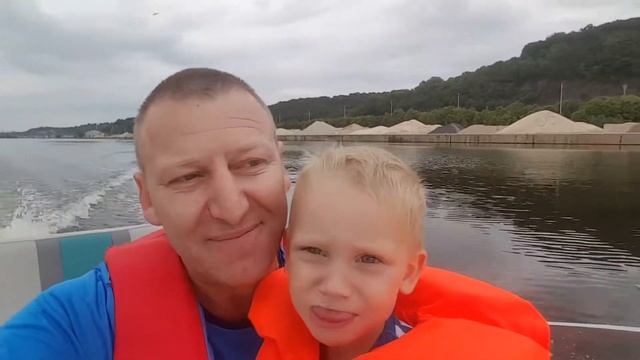 Прогулка в Бельгии по реке Маас на катере. смотреть онлайн