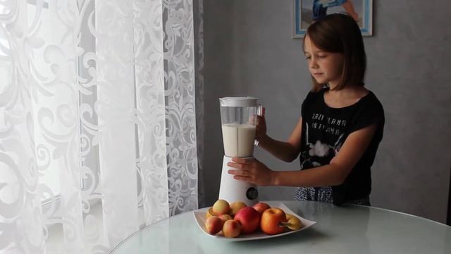 Лера сама готовит смузи с помощью блендера KITFORT KT-1340-1 смотреть онлайн