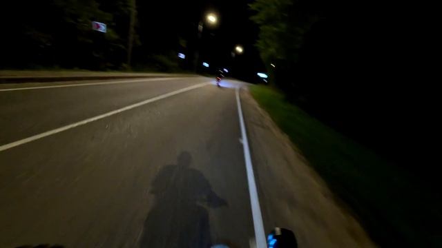 Ночная покатушка на фэтбайках в Толстяково продолжаеться.Скатываемся с крутой горы перед карьером . смотреть онлайн