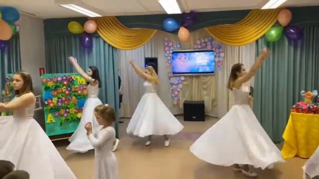 Танец на День матери «Снится сон» смотреть онлайн