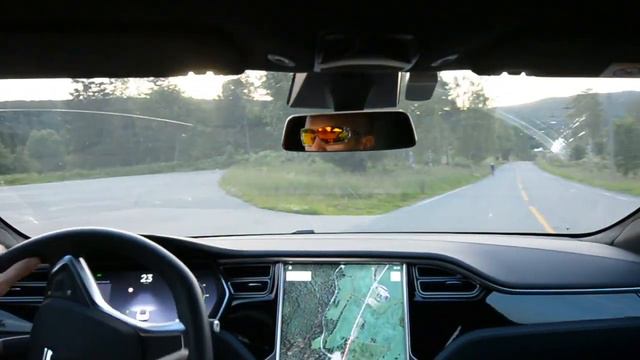 Tesla AP2 17.24.30 on local twisting road смотреть онлайн