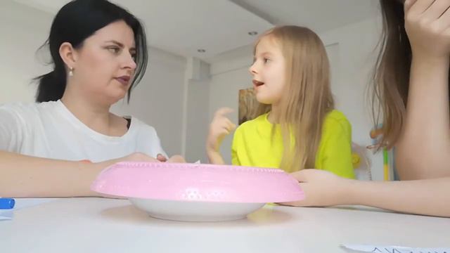 Челлендж. Откуси и потрогай. Закрытыми глазами😆 Что там внутри? смотреть онлайн