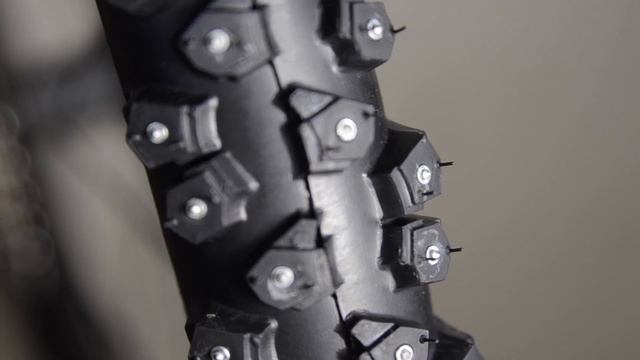 Studded vs. Studdless - Bicycle Winter Tyre Comparison смотреть онлайн