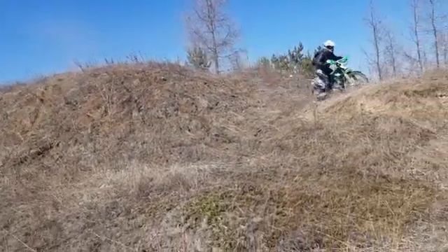 Неудачное падение. Сама цела, а вот лягушонок пострадал... смотреть онлайн