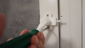 Установить ограничитель открывания для пластикового окна |  install a plastic window opening limite