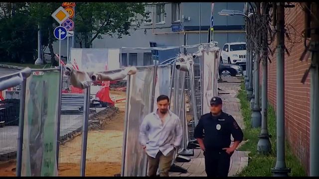 Охранник американского посольства шагает по Москве смотреть онлайн